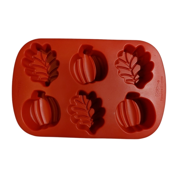 Wilton Silicone Autumn Fall Leaf Pumpkin Cupcake and Treat Molds EUC - Picture 1 of 6